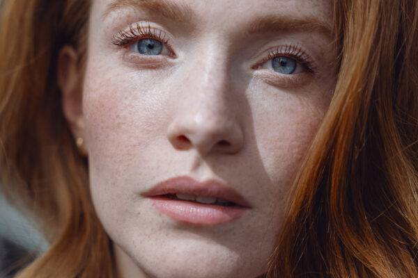 Color portrait photo of red hair woman by Mélissa Pottier