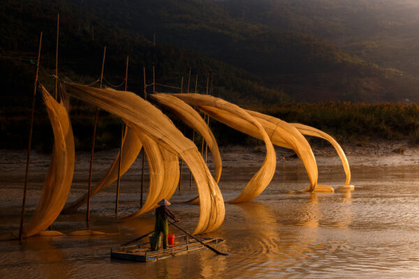 color landscape photo of fisherman in Fujian, China by Lorenzo Perotti