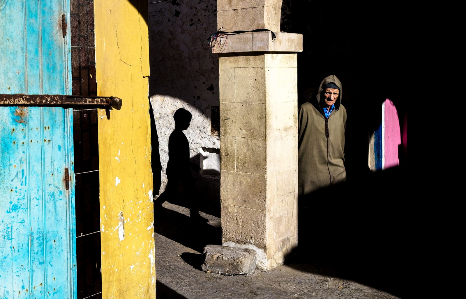 color street photo of man and boy shadow in Fès, Morocco by Jean-Flavien Piquemal