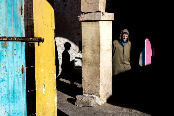 color street photo of man and boy shadow in Fès, Morocco by Jean-Flavien Piquemal