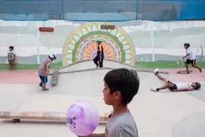 color street photo of children playing in skatepark in Huanchaco, Peru, March 2026 by Julien Grassiot