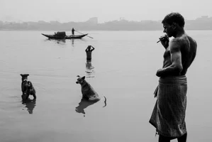 black and white street photo of people bathing in Kolkota, India by Liam Sauvillers
