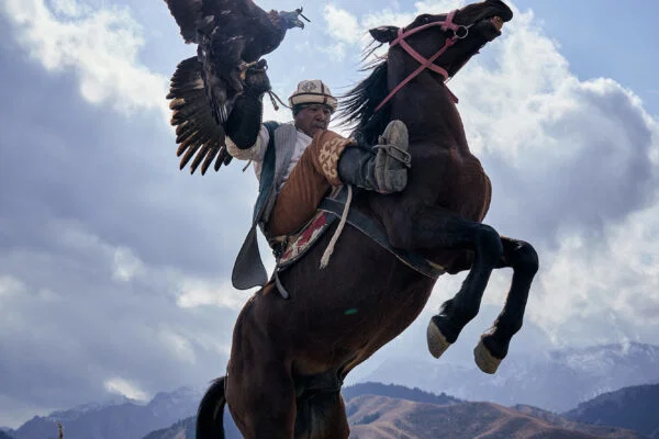color portrait of Kyrgyz Bürkütchü by Héctor Ruiz Golobart