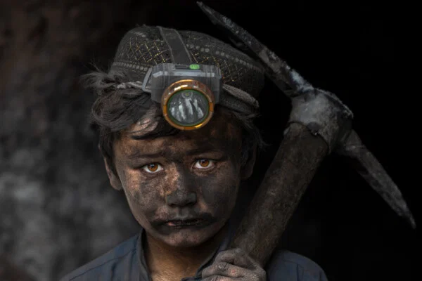 color portrait photo f child miner in Dara-i-suf, Afghanistan by Roberto Flores