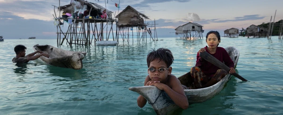 color travel photo of Bajau family in Borneo, Malaysia by Roberto Flores