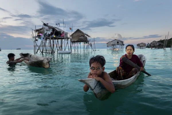 color travel photo of Bajau family in Borneo, Malaysia by Roberto Flores