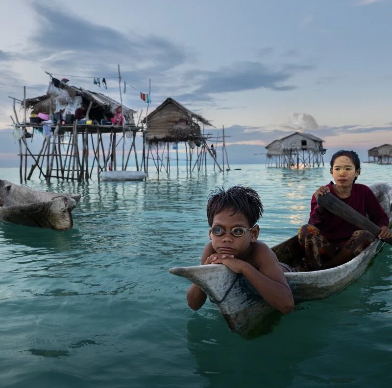 color travel photo of Bajau family in Borneo, Malaysia by Roberto Flores