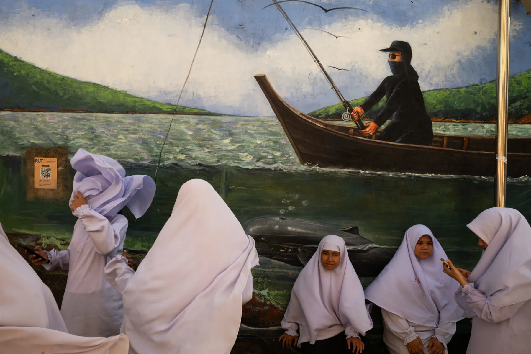 Color street photography of muslim women in Songkhla, Thailand by Sakulchai Sikitikul