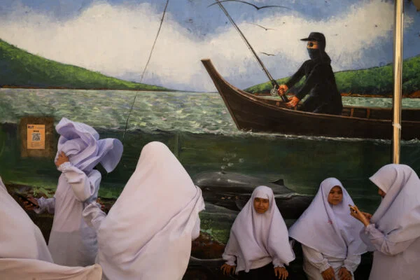 Color street photography of muslim women in Songkhla, Thailand by Sakulchai Sikitikul