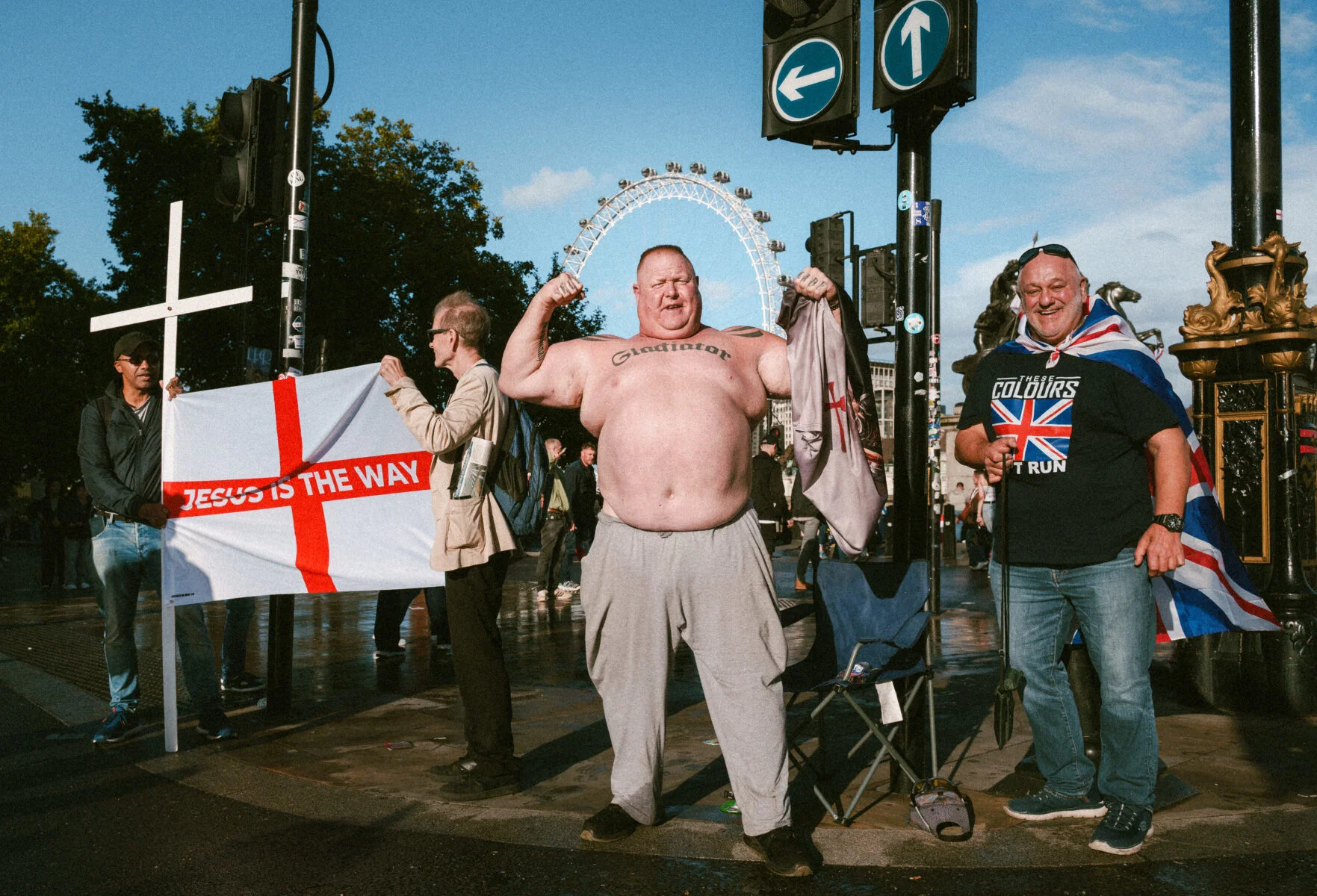 Color street photography of people in London, UK by Tomek Rosset Żak