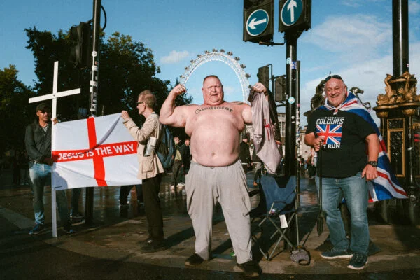 Color street photography of people in London, UK by Tomek Rosset Żak