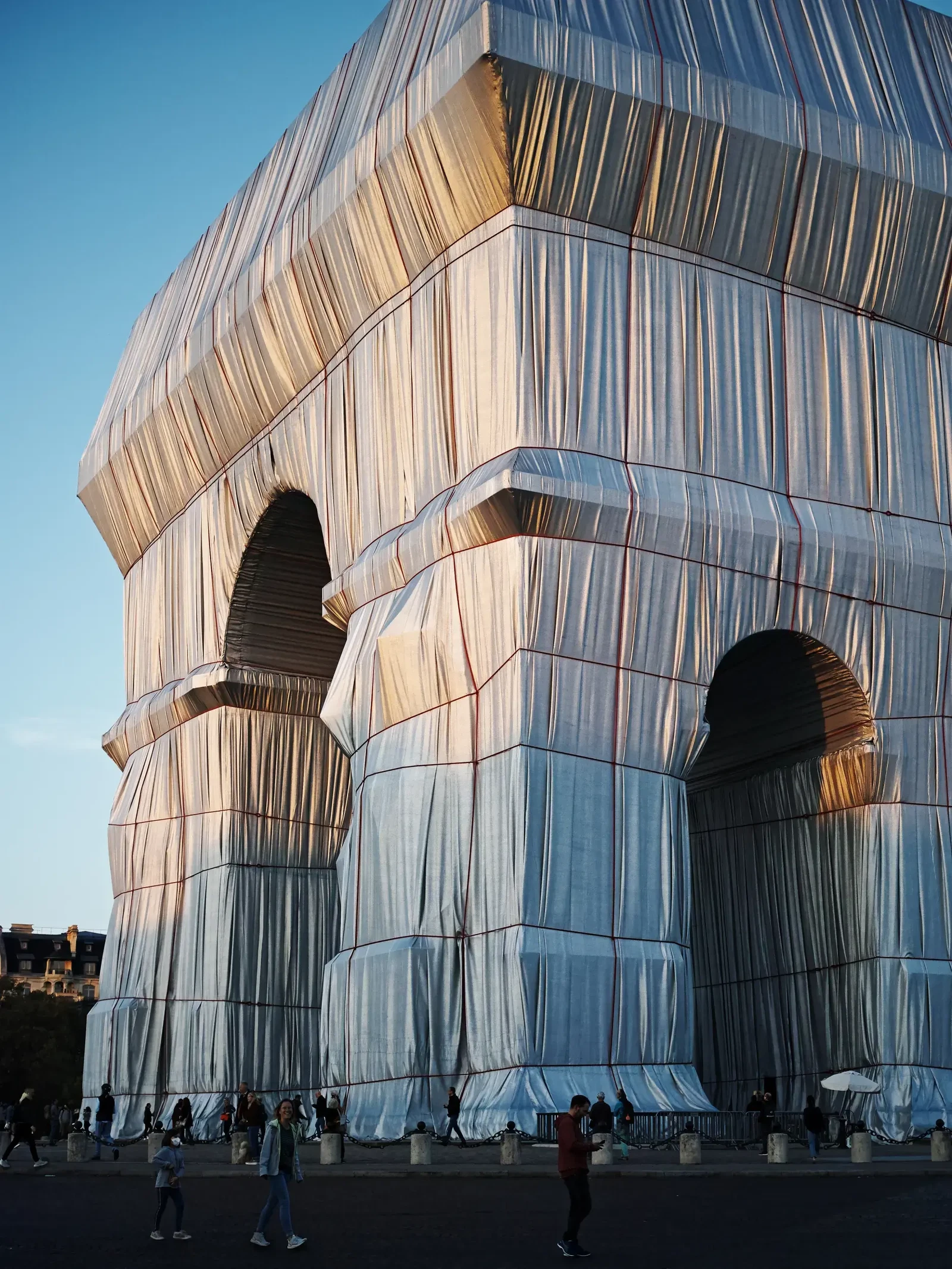 Arc de Triomphe Christo 3 by Helmut Lochbuehler