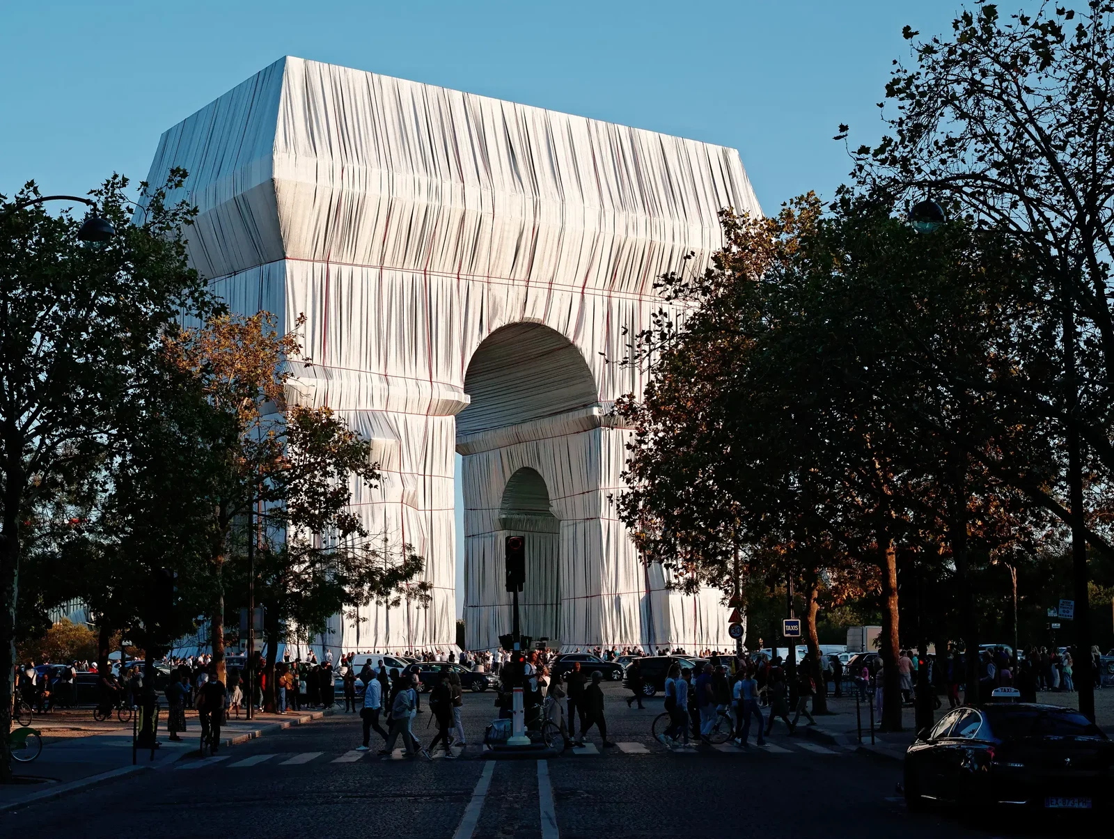 Arc de Triomphe Christo im Morgenlicht by Helmut Lochbuehler